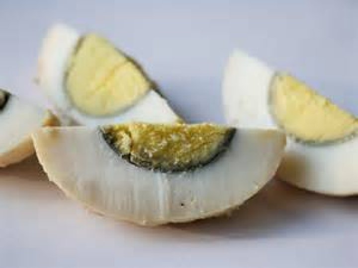 Are boiled eggs acidic?
