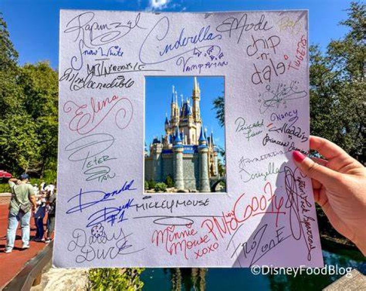 Are Disneyland characters signing autographs 2021?