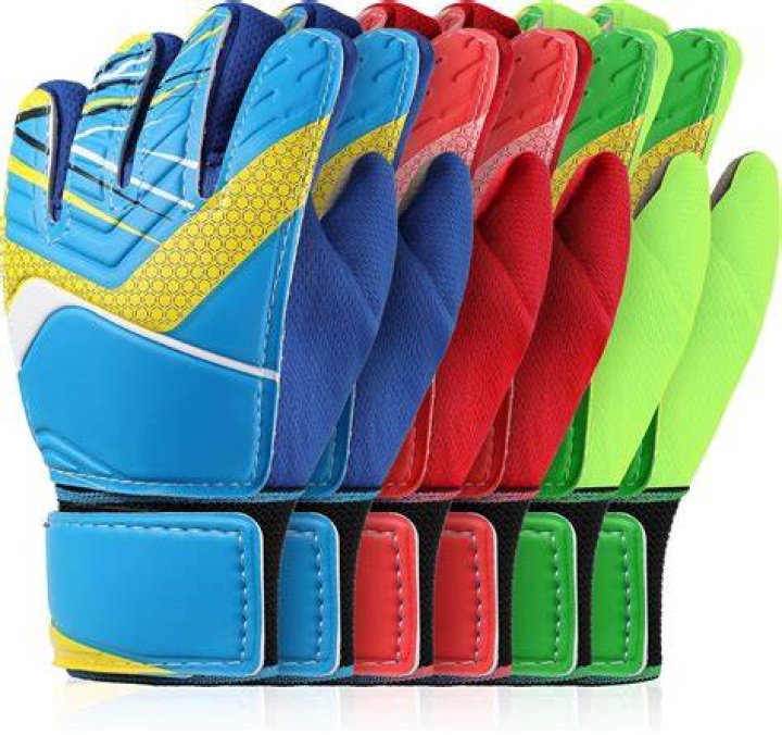 Are gloves allowed in tennis?