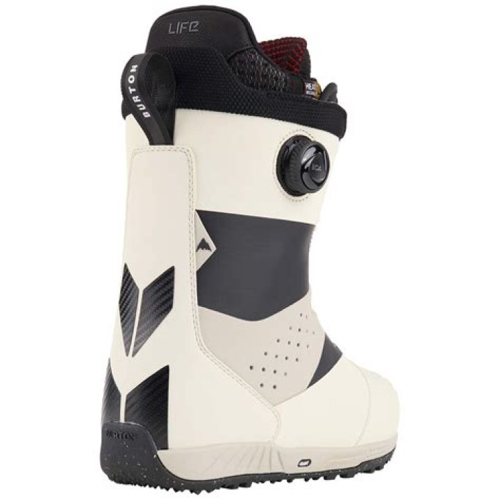 Are mens snowboard boots wider than women's?
