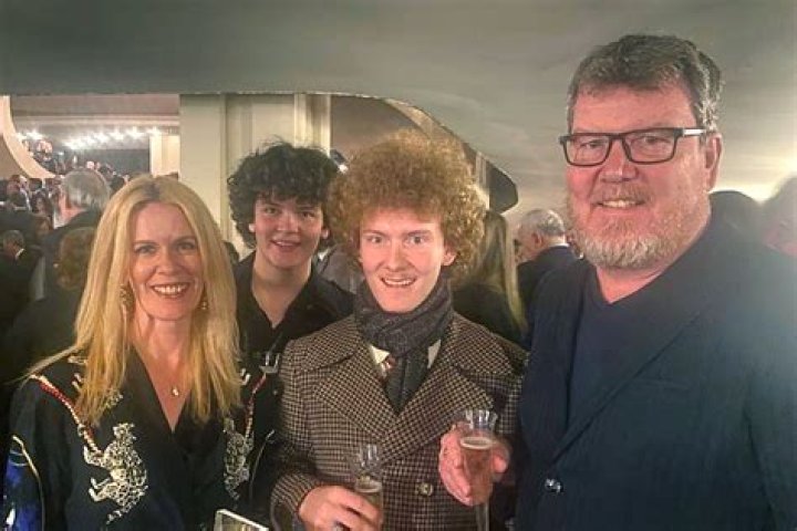 Are Simon and Paula friends?