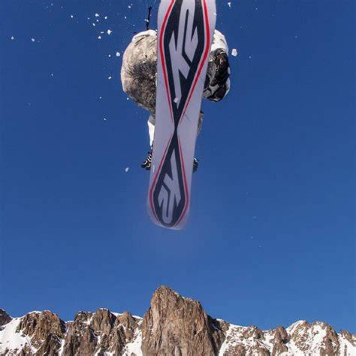 Are skis or snowboard faster?