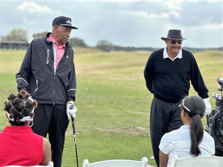 Are there any professional black golfers?