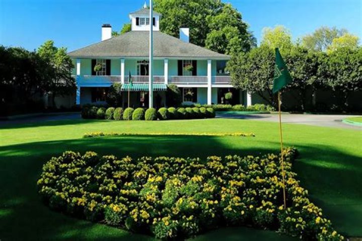 Are there homes on Augusta National golf Course?