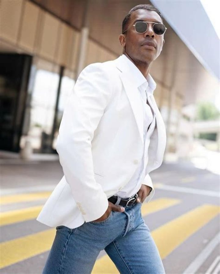 Are white jeans allowed in golf course?