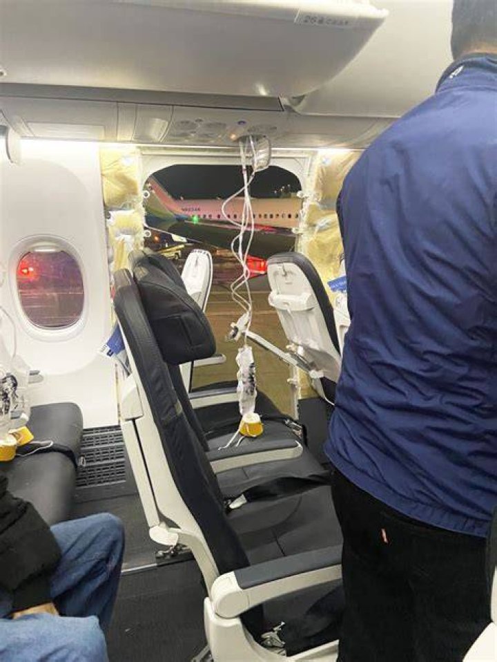 Can a 17 year old fly alone on Alaska Airlines?