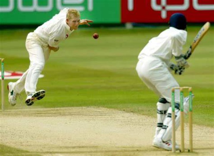 Can a bowler ball behind the stumps?