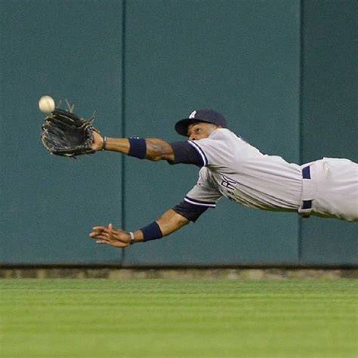 Can a fielder catches a ball with his hat?