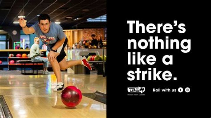 Can a fielder talk while bowling?