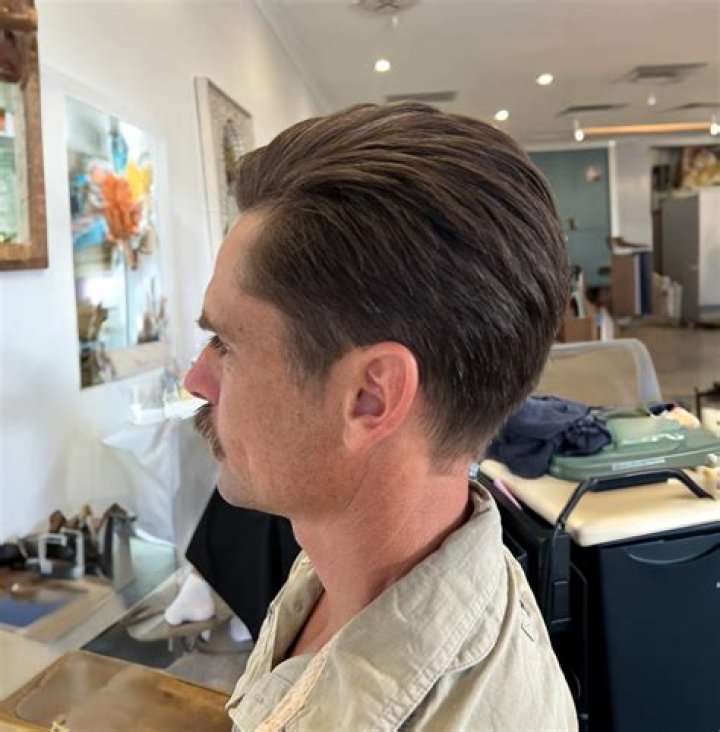 Can a hairdresser Miss lice?