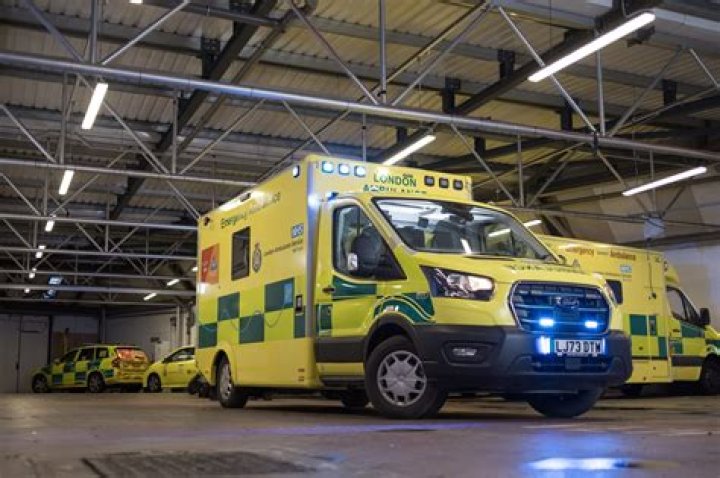 Can ambulances run red lights UK?