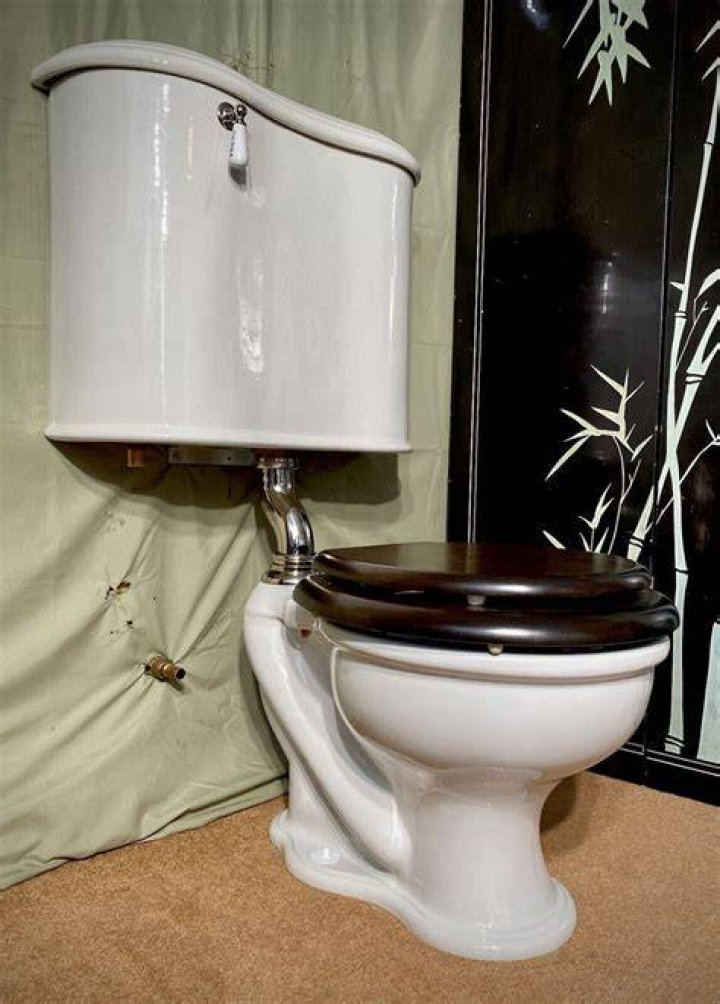 Can an old toilet smell?
