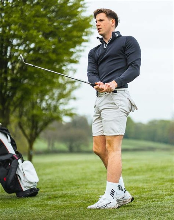 Can golfers wear shorts?