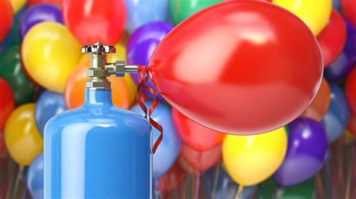 Can I keep helium balloons in a cold car?