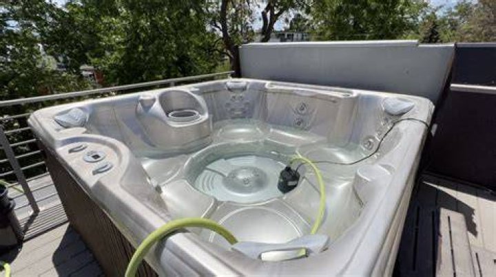 Can I put vinegar in my hot tub?