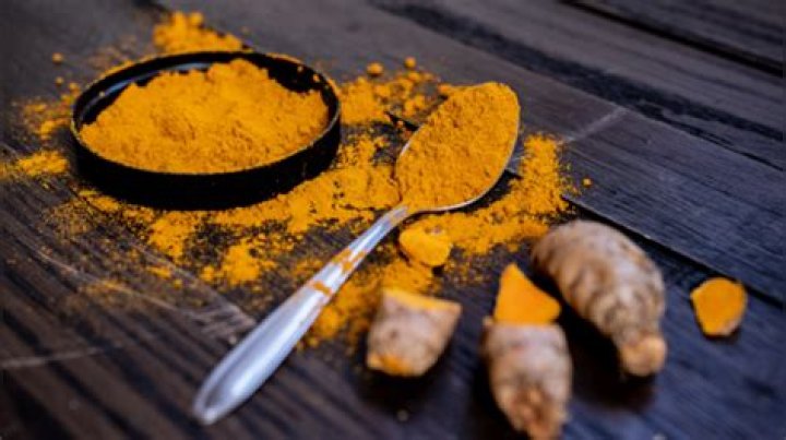 Can I use curd turmeric on face daily?