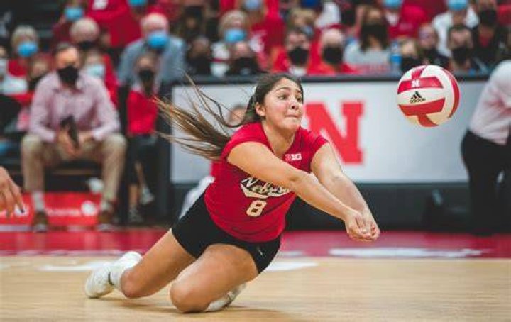 Can liberos jump in the back row?