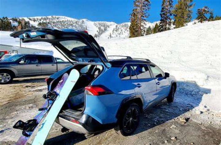 Can skis fit in an SUV?