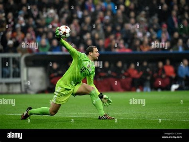 Can the goalkeeper throw goal?