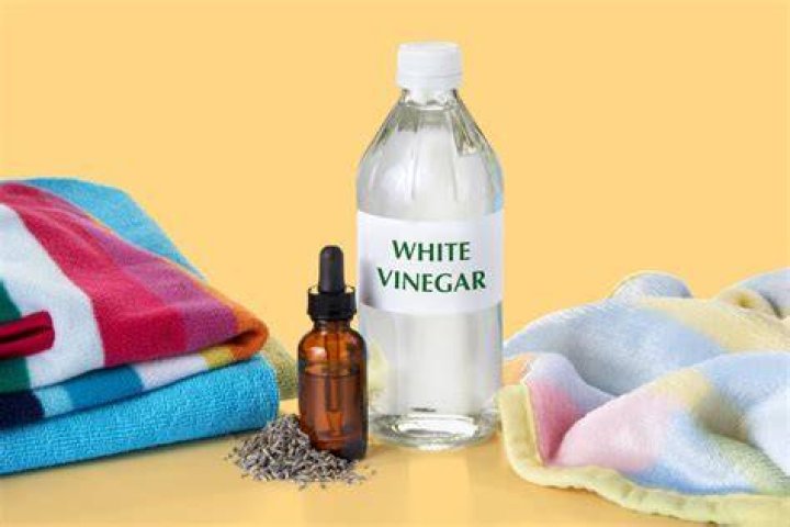 Can white vinegar whiten skin?