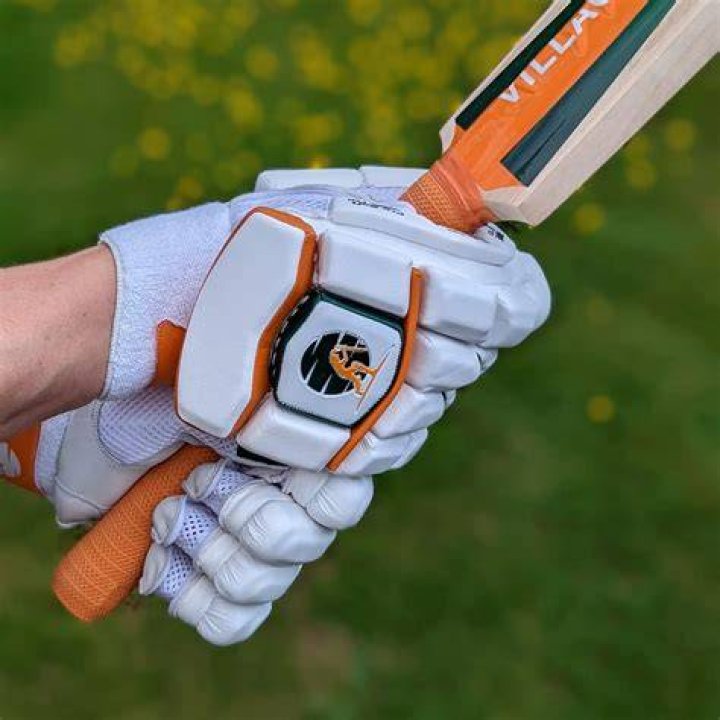 Can you be caught off your gloves in cricket?