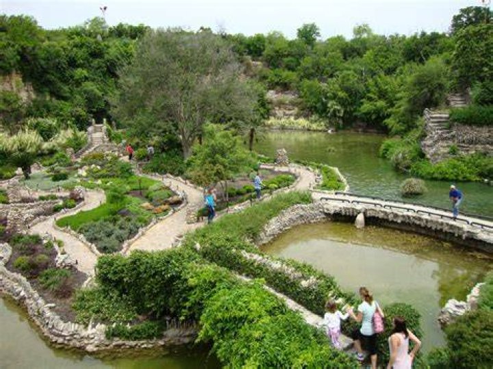 Can you bring food into the Japanese Garden?