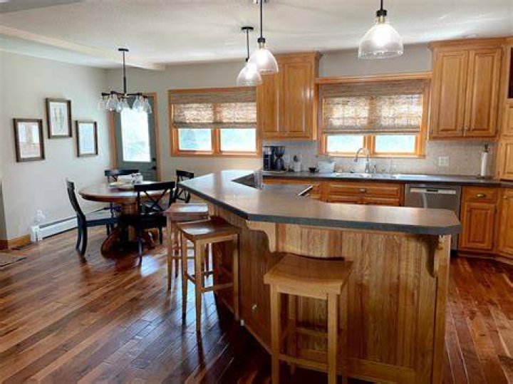 Can you change the color of honey oak floors?
