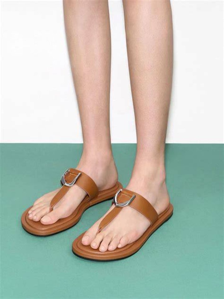 Can you golf in sandals?