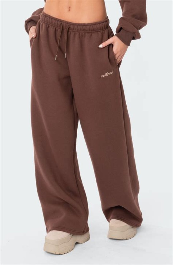 Can you golf in sweat pants?