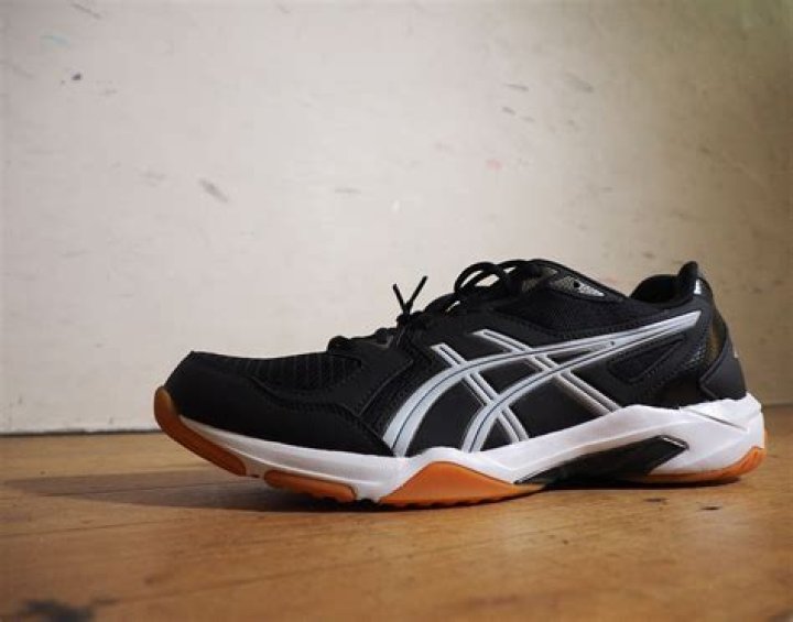 Can you jog in squash shoes?