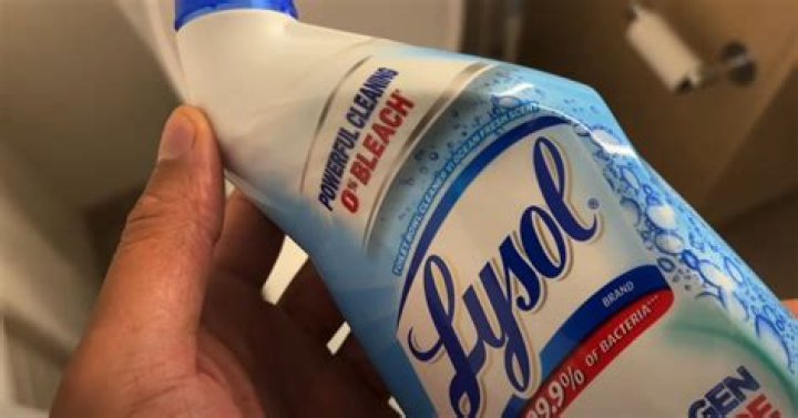 Can you mix Lysol and vinegar?