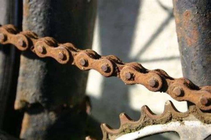 Can you oil a rusty bike chain?