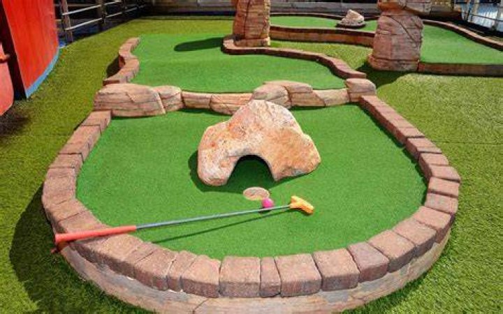 Can you putt with your marker down?