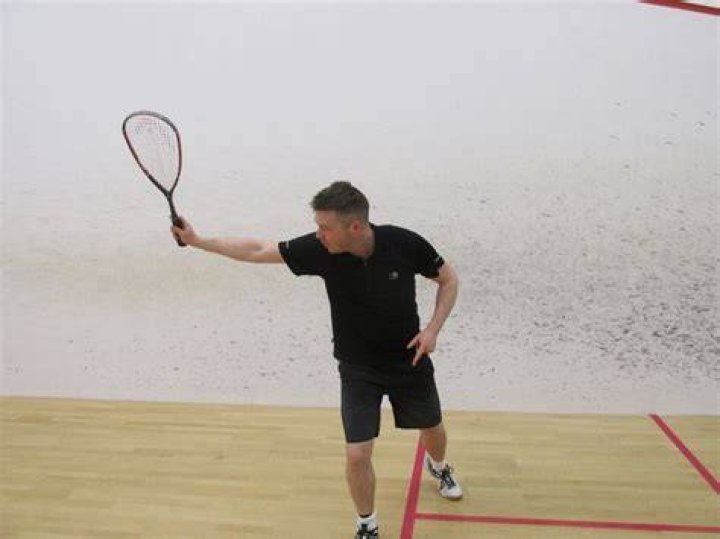 Can you serve overhand in squash?