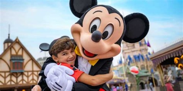 Can you take pictures with Mickey Mouse at Disneyland?