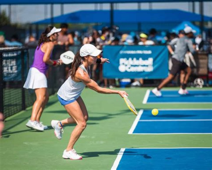 Can you toss the ball up on a pickleball serve?