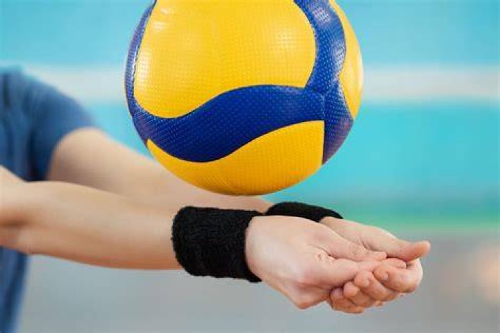 Can you use 1 hand in volleyball?