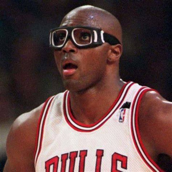 Can you wear goggles in basketball?
