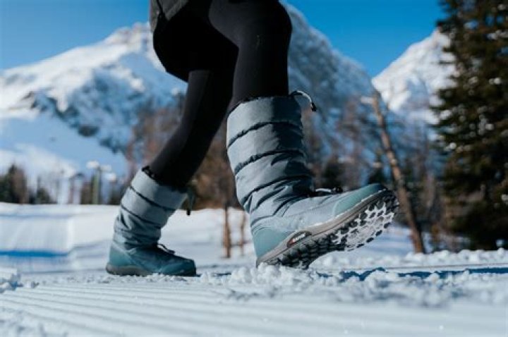 Can you wear snow boots to ski?