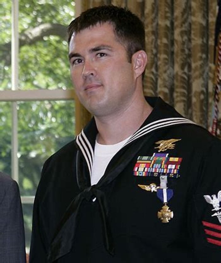 Did Marcus Luttrell get the Medal of Honor?