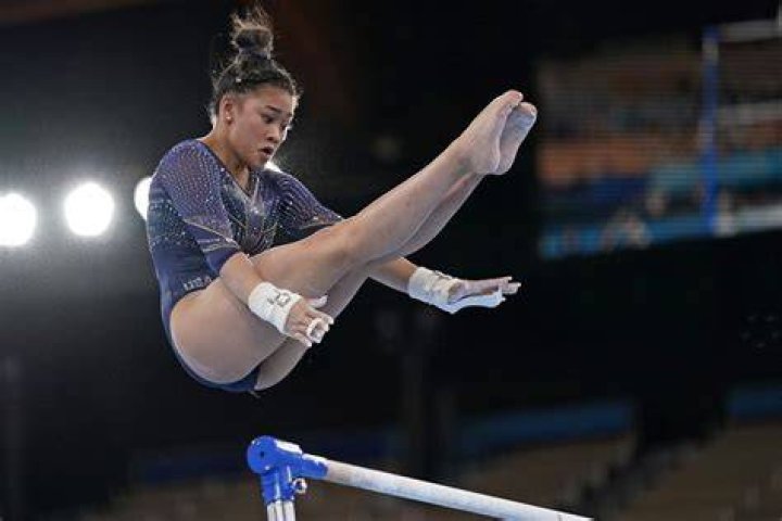 Did Suni Lee fall on uneven bars?