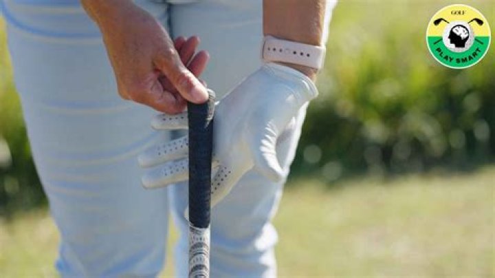 Do any golfers use 2 gloves?