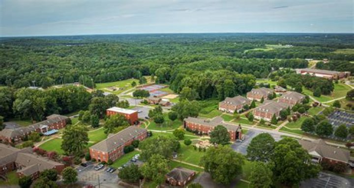 Do FSU freshmen have to live on campus?