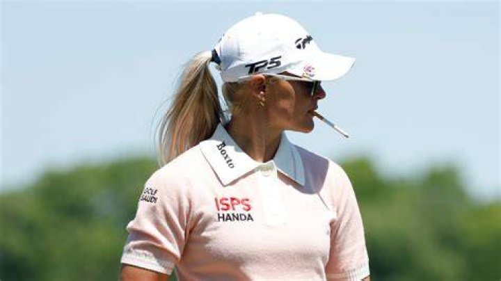 Do golfers smoke cigars?