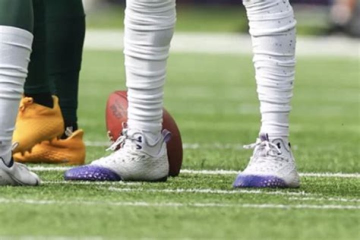 Do golfers wear cleats?