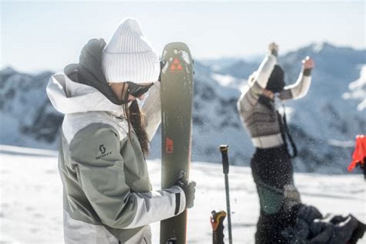 Do I need to wax skate skis?