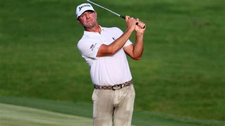 Do pro golfers have to wear long pants?