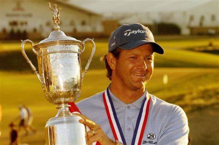 Do pro golfers keep the trophy?