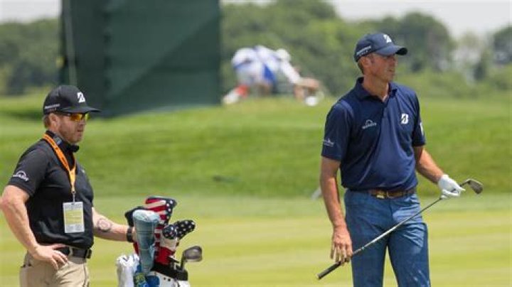 Do pro golfers use a new glove every round?