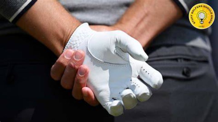 Do pros wear golf gloves?